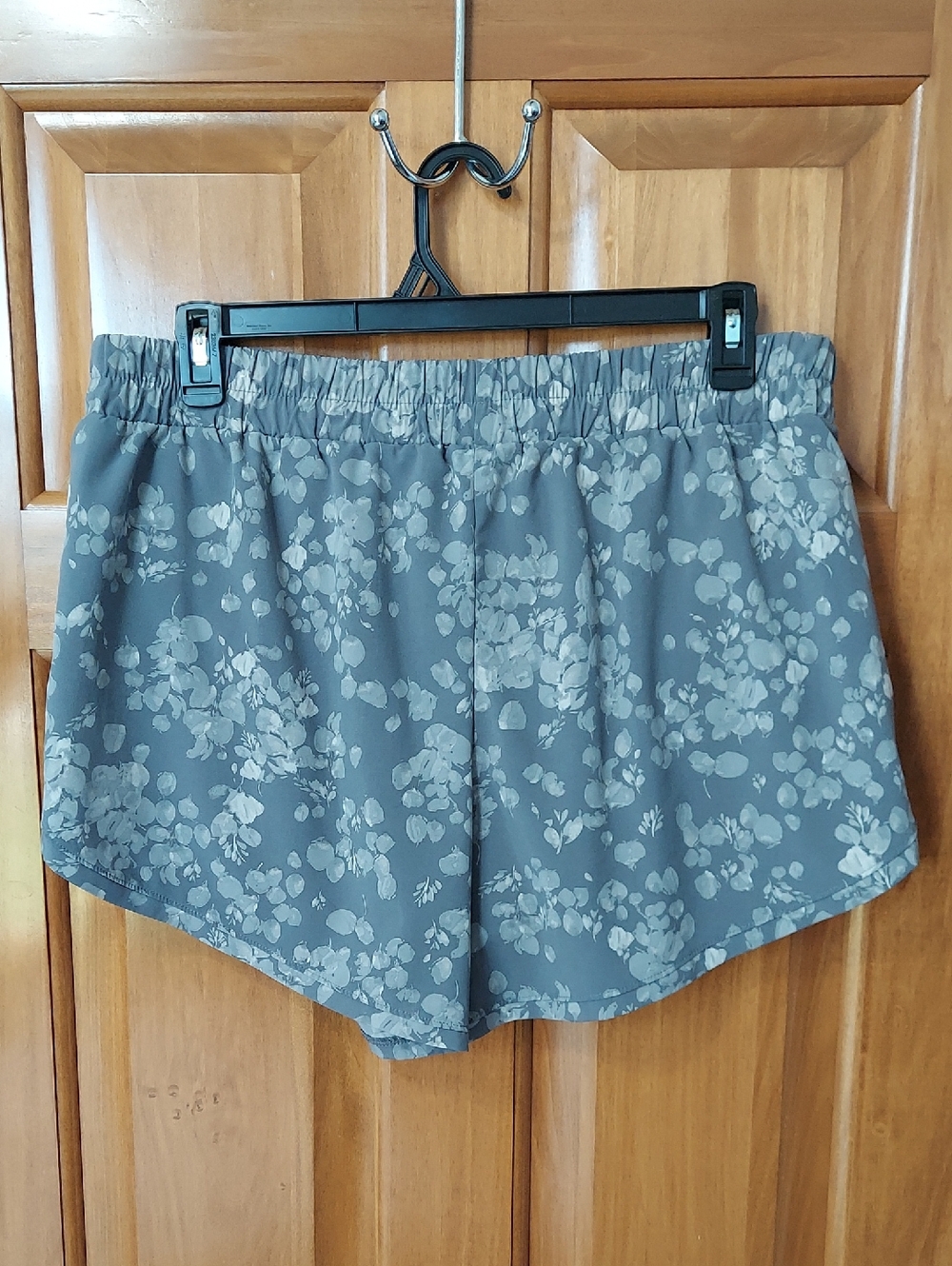 Maurices Women’s Athletic Running Floral Print Shorts In Gray, Size XL, Like New - Picture 4 of 10